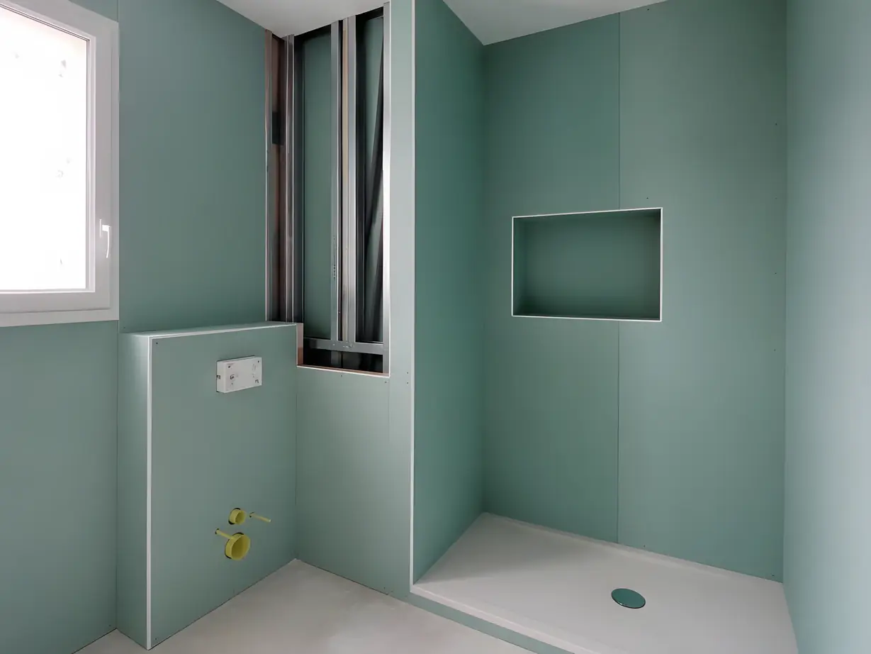 Salle d’eau montée en plaques vertes : bâti du WC suspendu coffré, niche de douche, receveur déjà posé