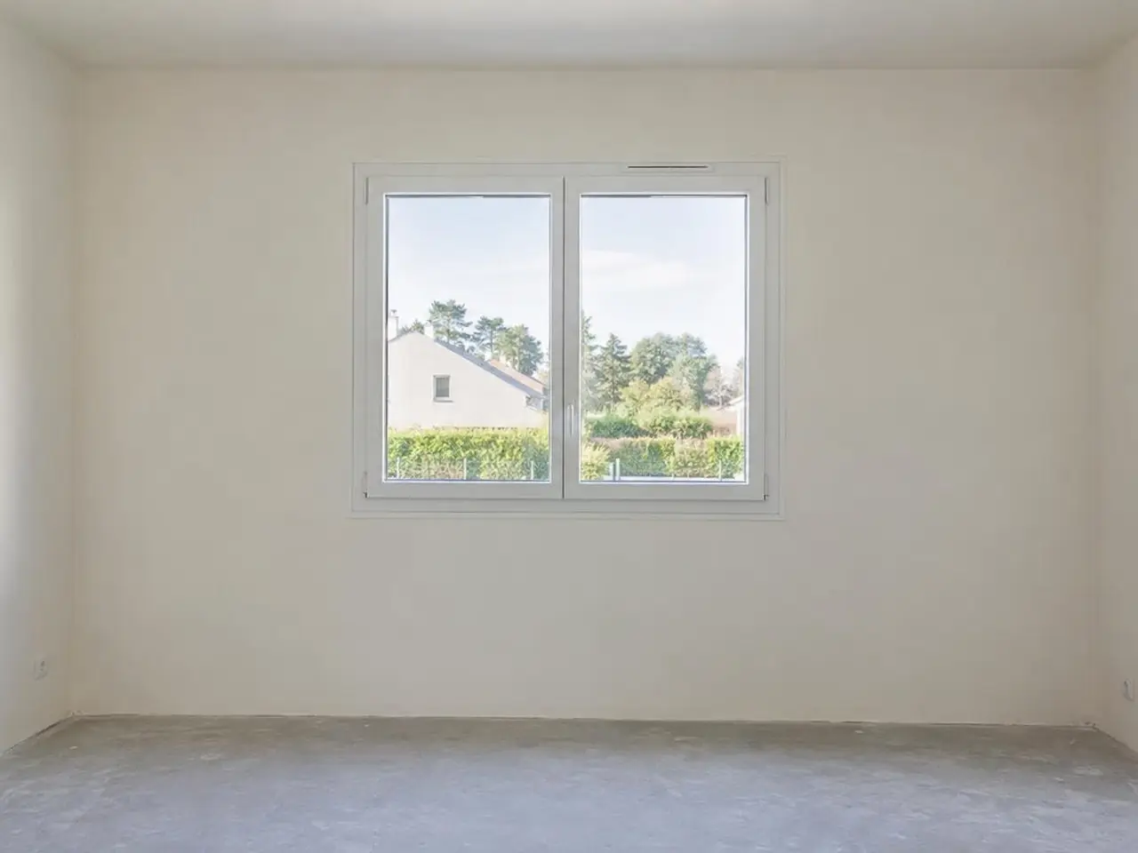 Mur enduit au plâtre blanc crème, lisse du sol au plafond, autour d’une fenêtre blanche à deux vantaux